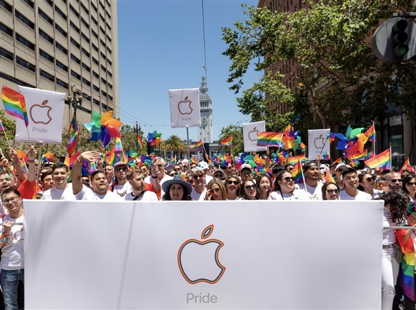 苹果员工参加同性恋游行：库克也积极参与
