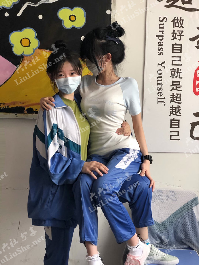 網傳伊春二中二位戴口罩校服女生引熱議一事,你怎麼看待? liuliushe.