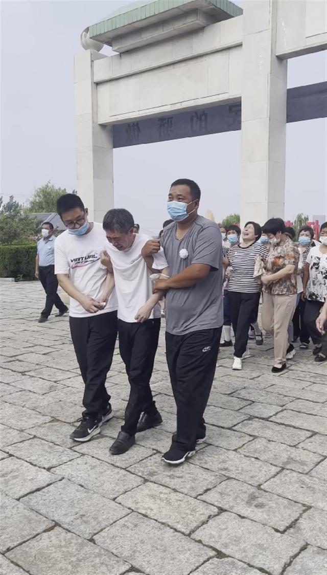 老家烈士陵園,8月5日上午,救人犧牲的00後烈士李林雨的安葬儀式舉行