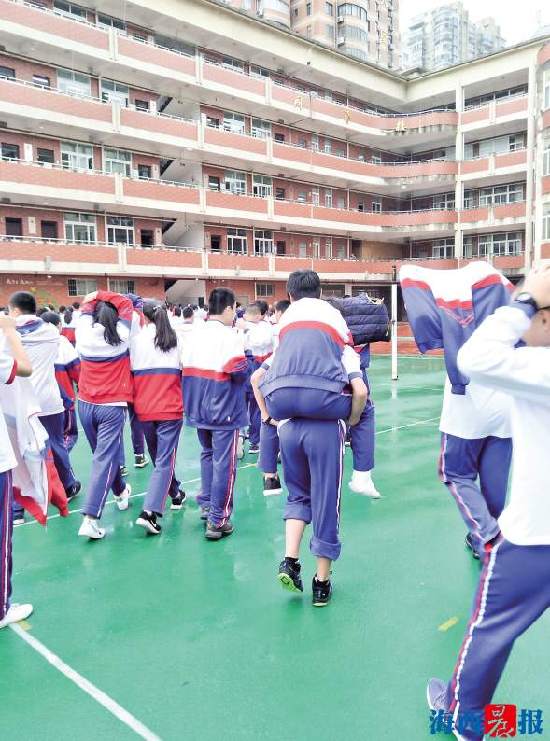 老师地震时轮流背学生撤离,老师地震时轮流背学生撤离学校