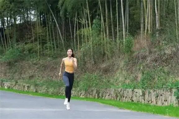 辣眼睛健身房成了新伟德体育(BetVictor Sports)国际官网型擦边场合女网红搔首弄姿拍照